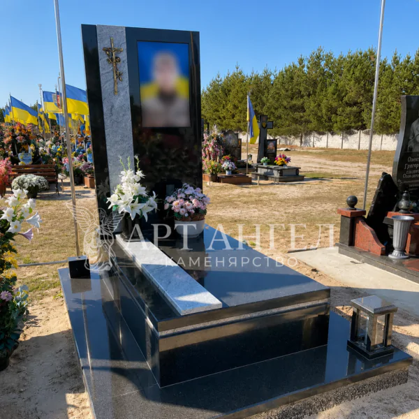 Військовий пам'ятник 30