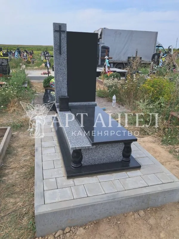 Одинарний пам'ятник 8