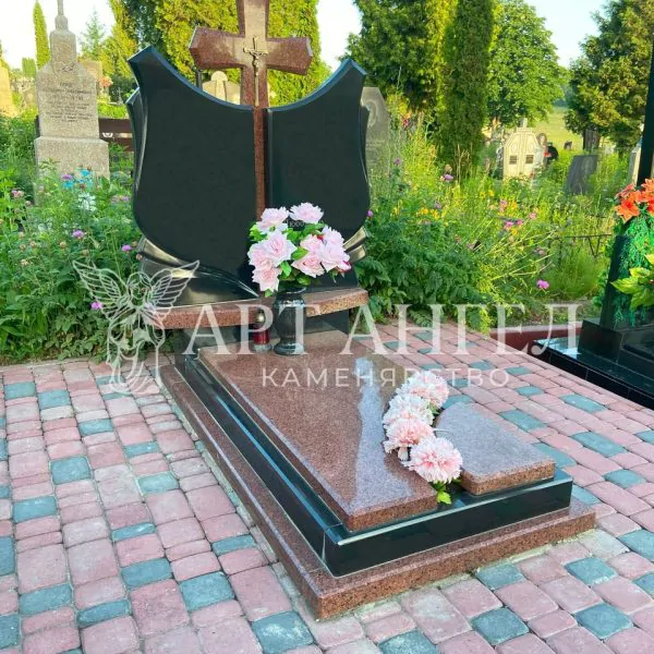 Подвійний пам'ятник 8