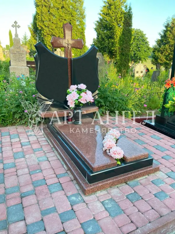Подвійний пам'ятник 8