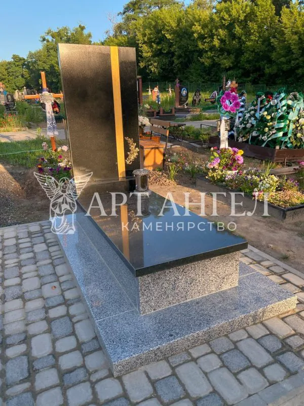 Одинарний пам'ятник 15