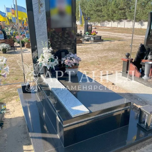 Військовий пам'ятник 30