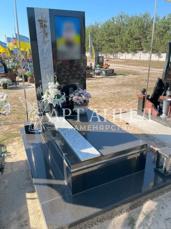 Військовий пам'ятник 30