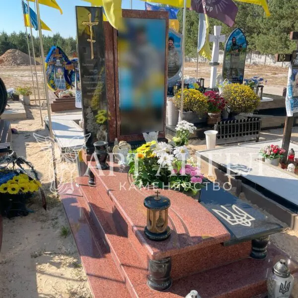 Військовий пам'ятник 29