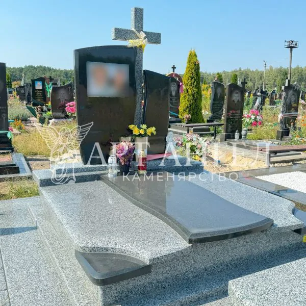 Подвійний пам'ятник 17