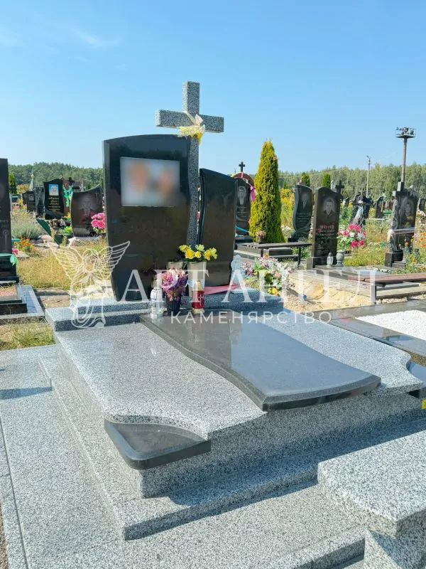 Подвійний пам'ятник 17
