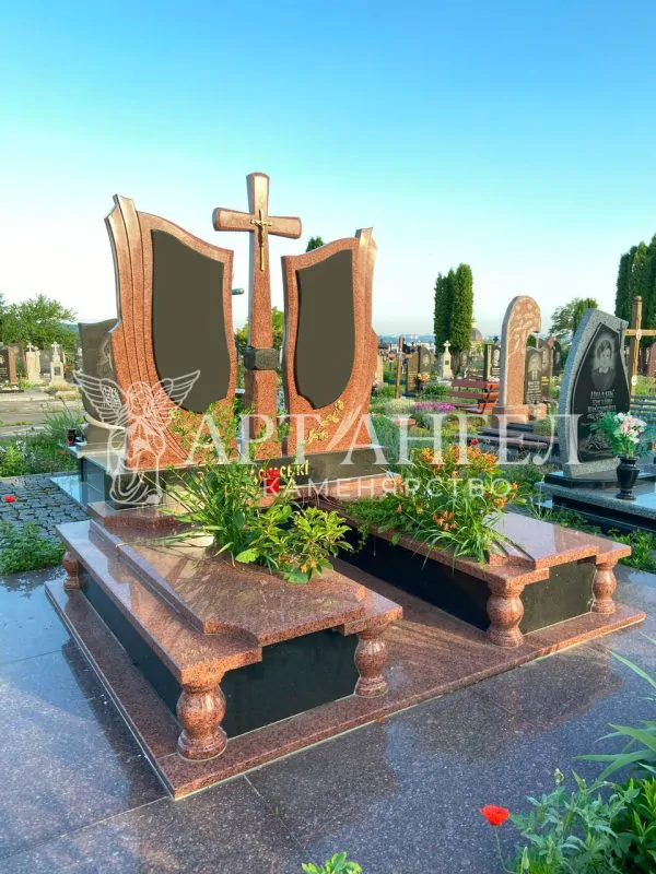 Подвійний пам'ятник 28