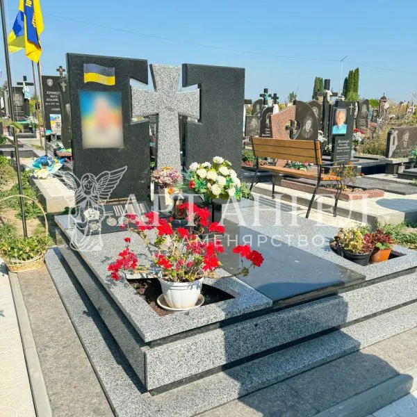 Подвійний пам'ятник 26