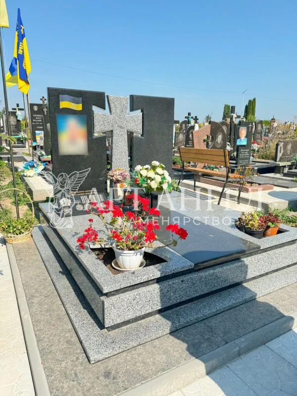 Подвійний пам'ятник 26
