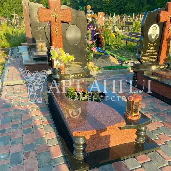 Одинарний пам'ятник 32