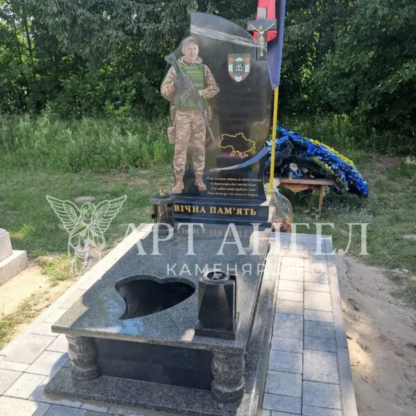 Військовий пам'ятник 22