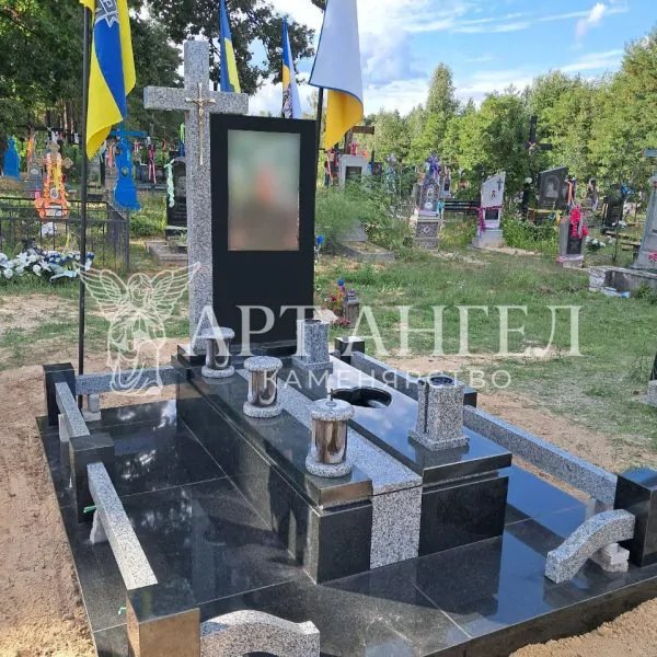 Військовий пам'ятник 16