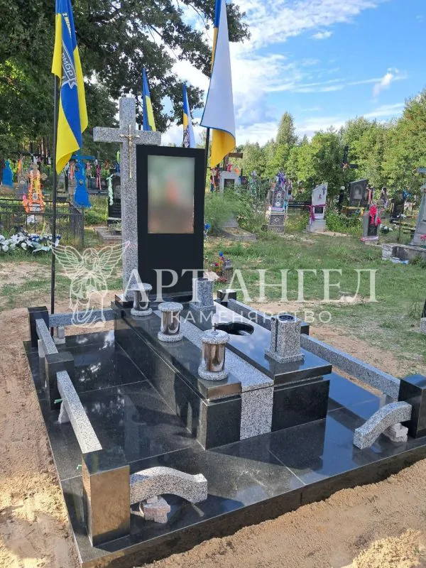 Військовий пам'ятник 16