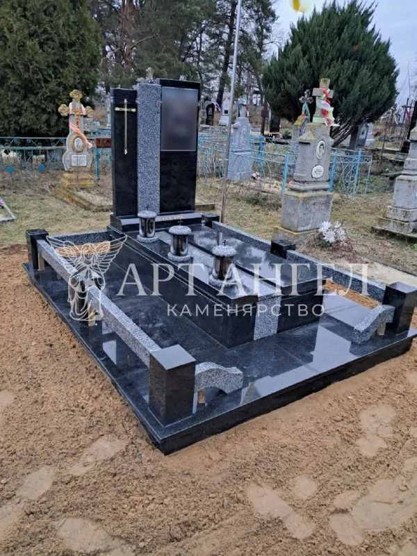 Військовий пам'ятник 15
