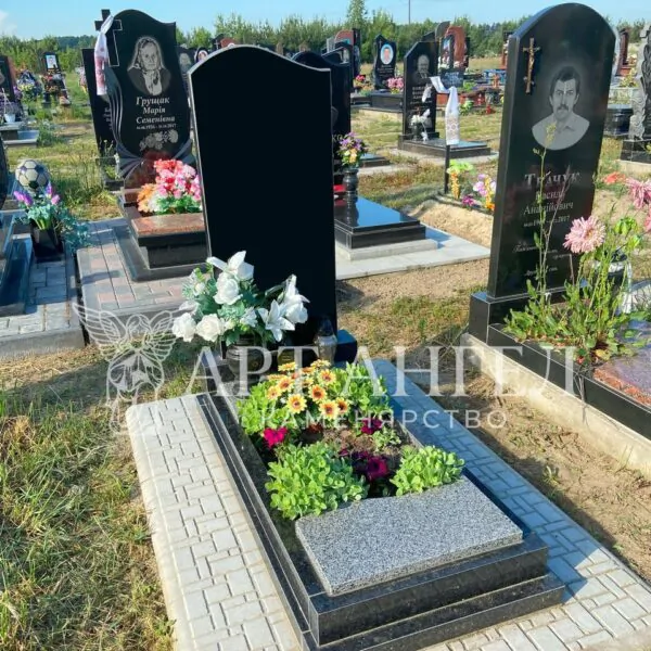 Одинарний пам'ятник 10
