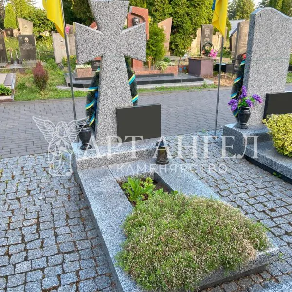 Військовий пам'ятник 26