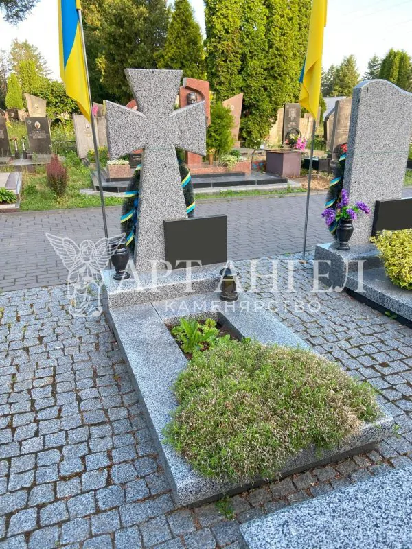 Військовий пам'ятник 26