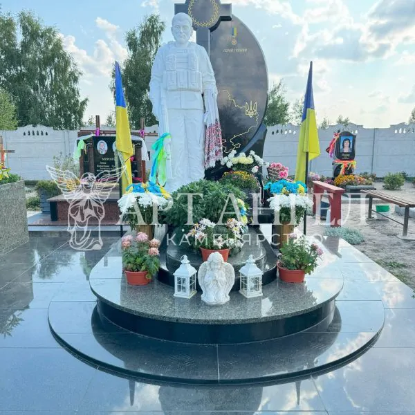 Військовий пам'ятник 23