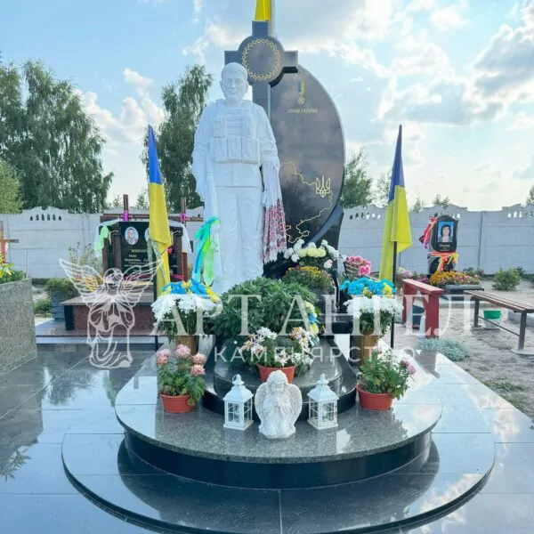 Військовий пам'ятник 23