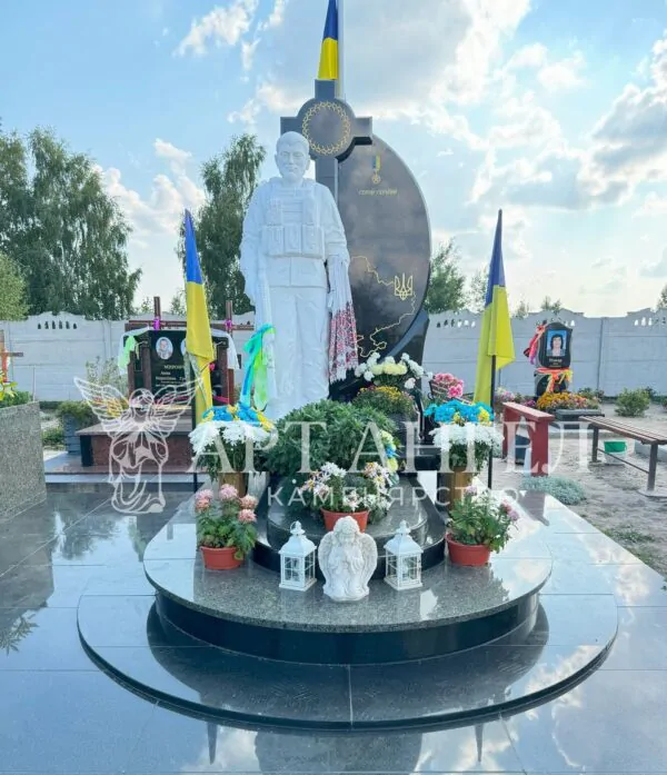 Військовий пам'ятник 23