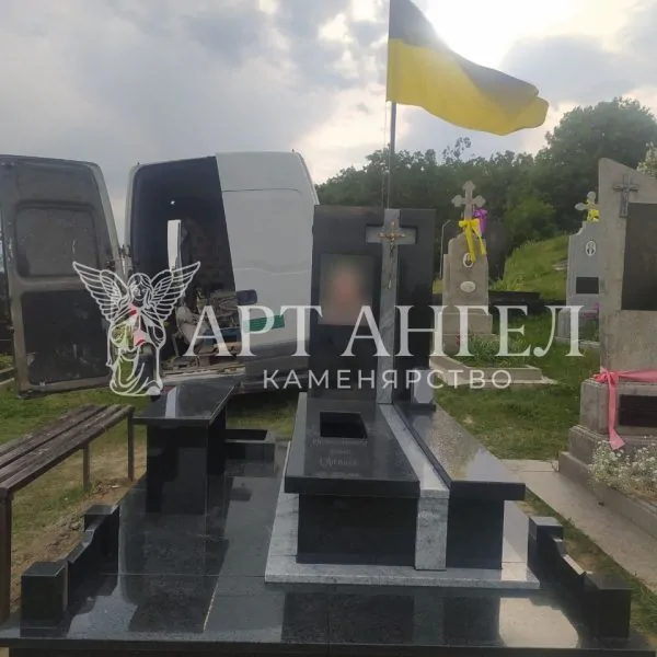 Військовий пам'ятник 19