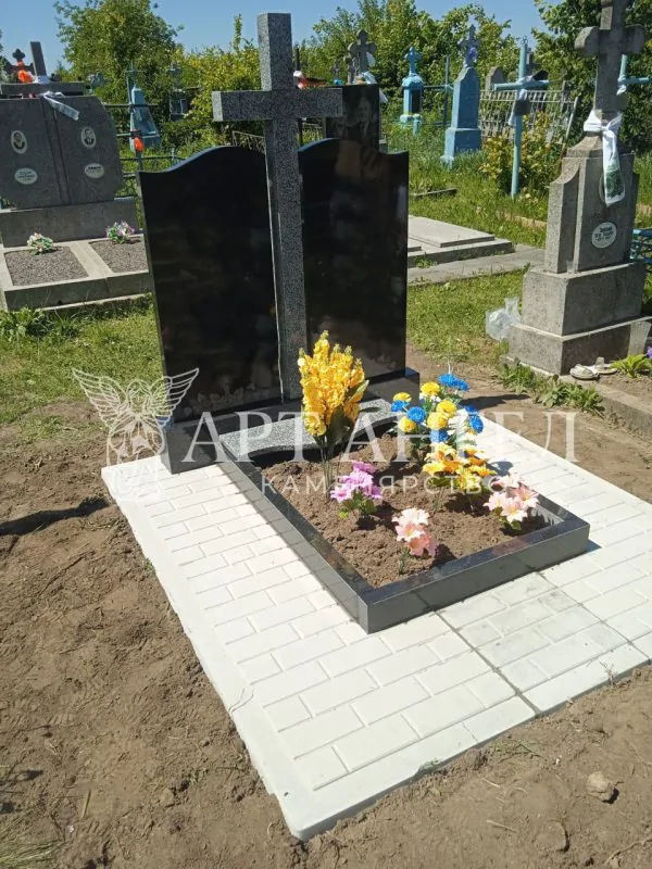 Подвійний пам'ятник 3
