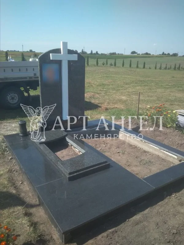 Подвійний пам'ятник 7