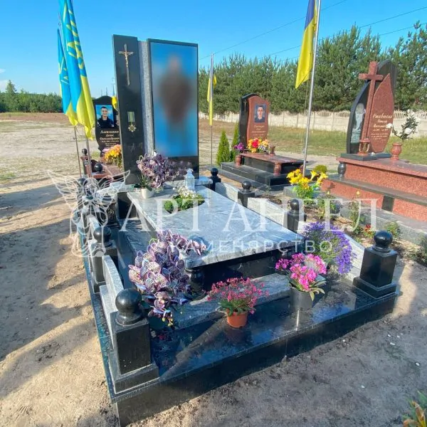 Військовий пам'ятник 33