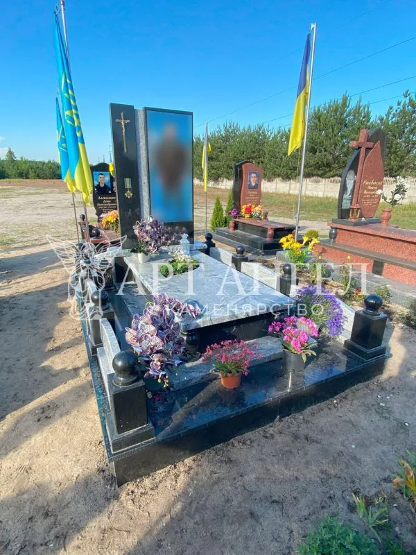 Військовий пам'ятник 33