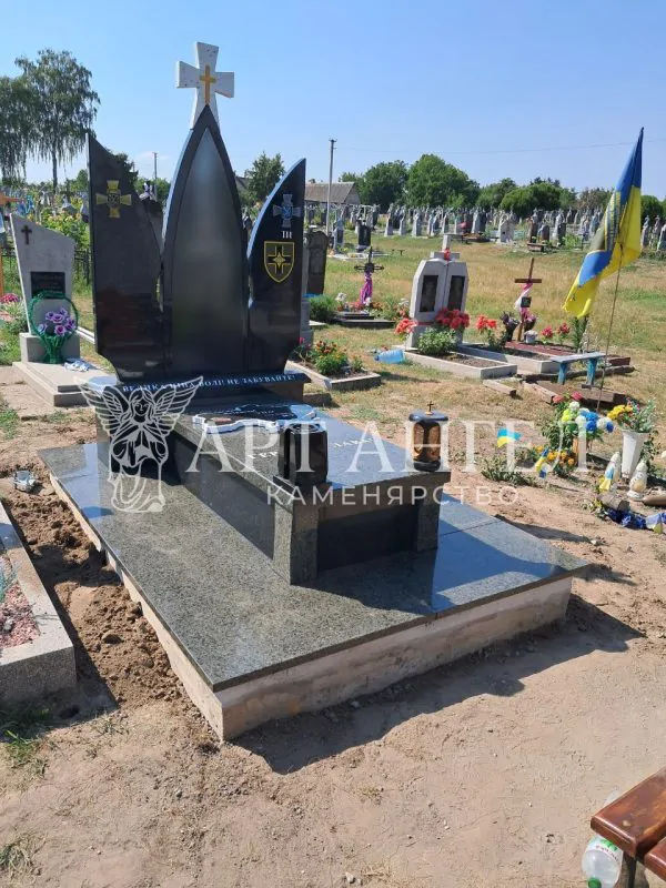 Військовий пам'ятник 14