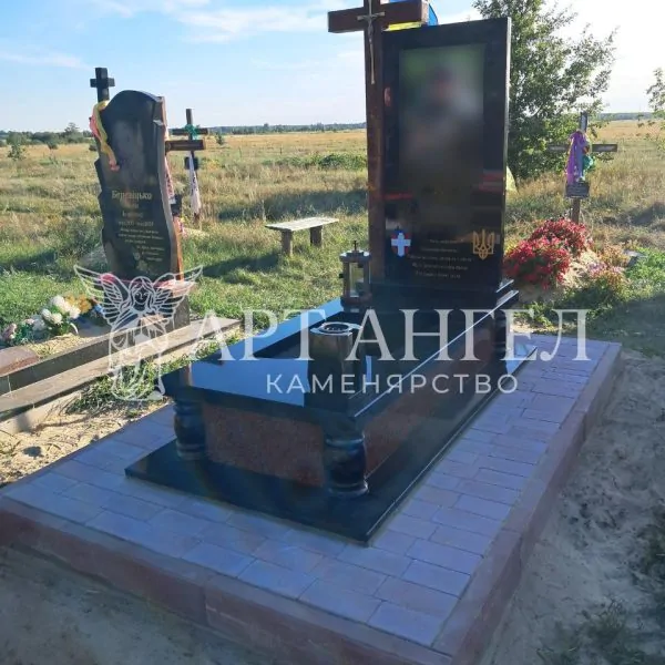 Військовий пам'ятник 18