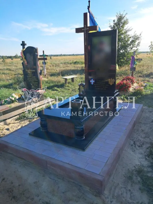 Військовий пам'ятник 18