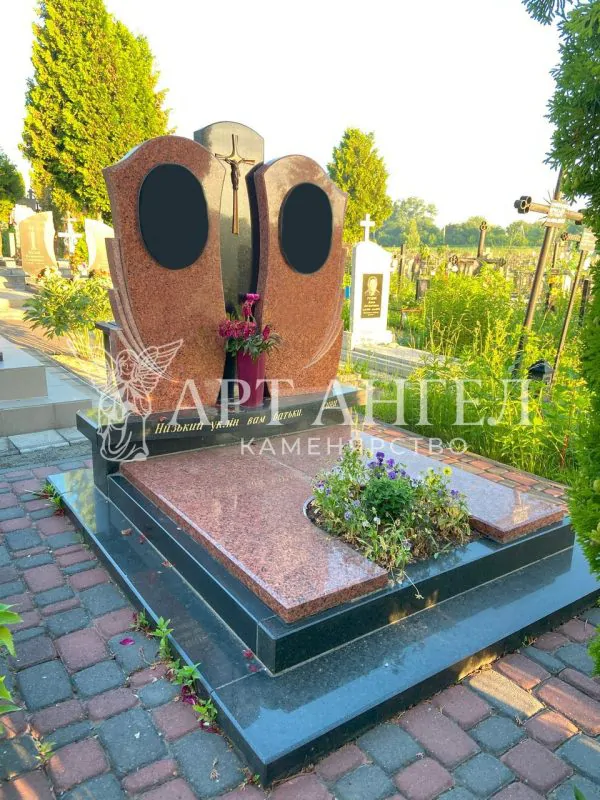 Подвійний пам'ятник 30