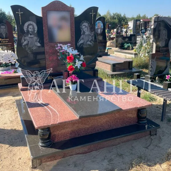 Подвійний пам'ятник 31