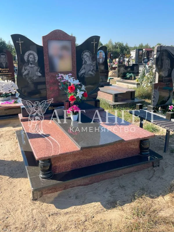 Подвійний пам'ятник 31