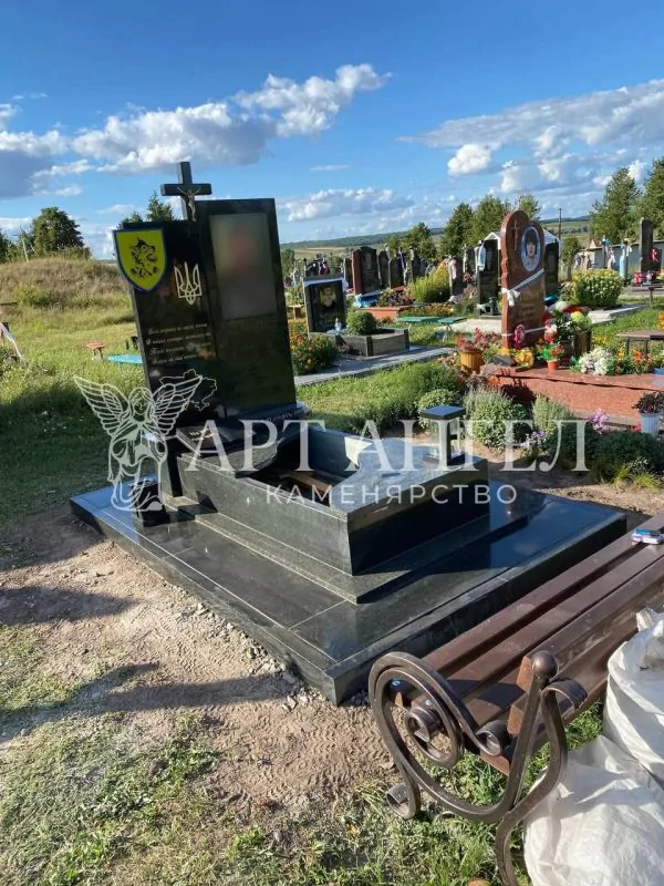 Військовий пам'ятник 17