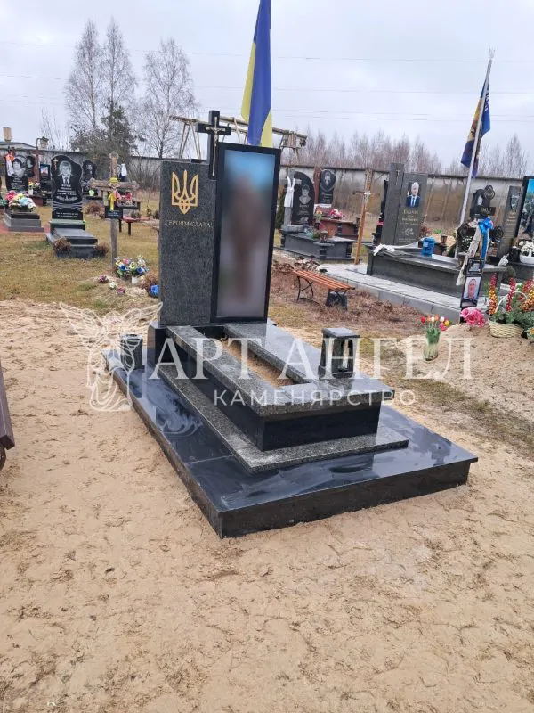 Військовий пам'ятник 10