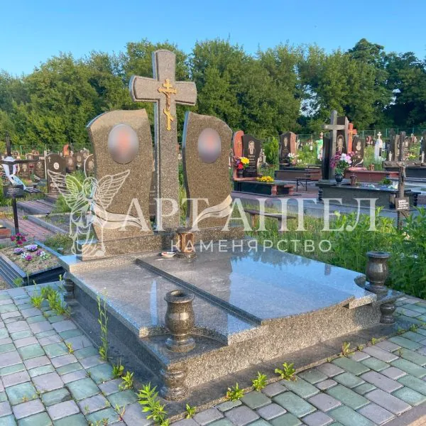 Подвійний пам'ятник 25
