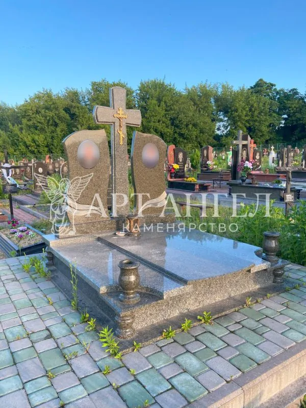 Подвійний пам'ятник 25