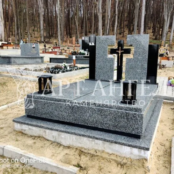 Подвійний пам'ятник 24