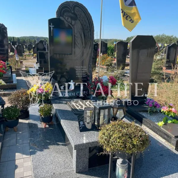 Військовий пам'ятник 27