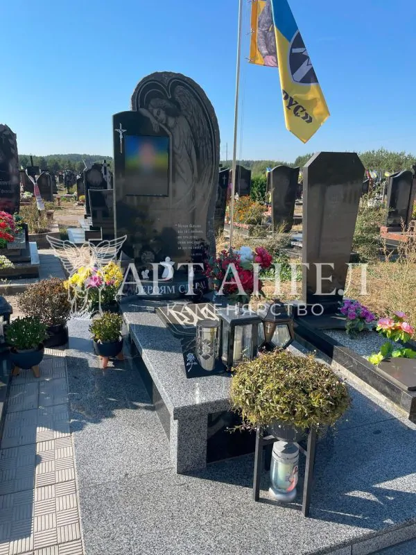 Військовий пам'ятник 27
