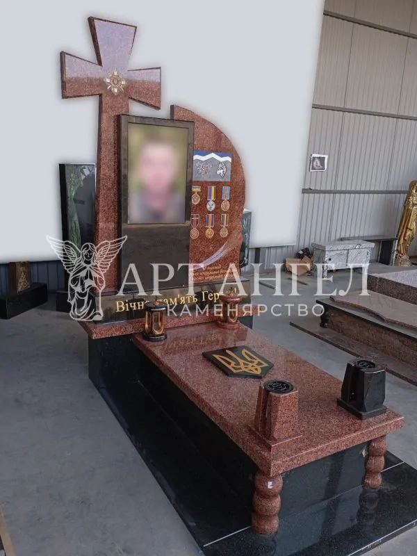 Військовий пам'ятник 9