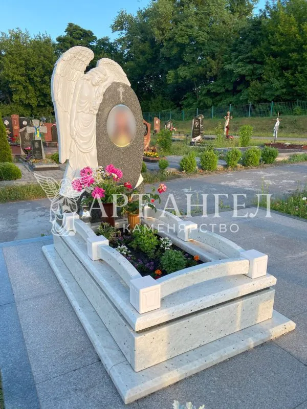 Одинарний пам'ятник 37