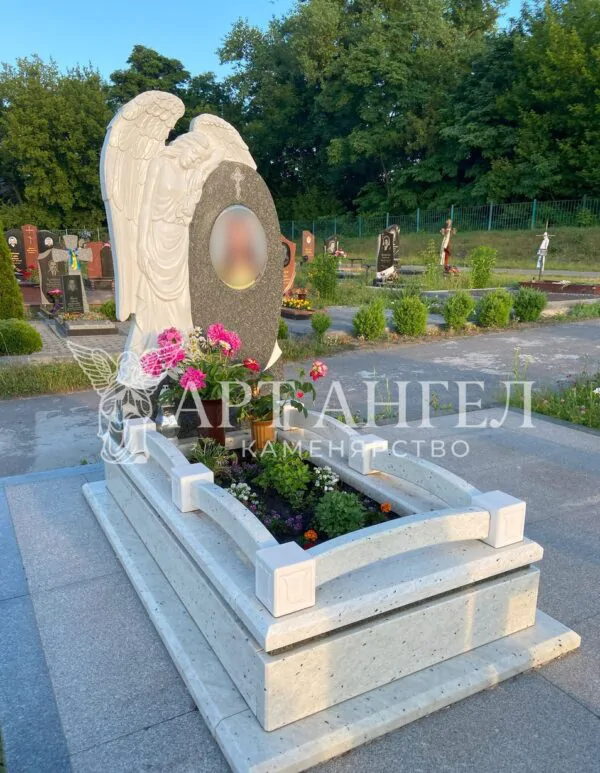 Одинарний пам'ятник 37