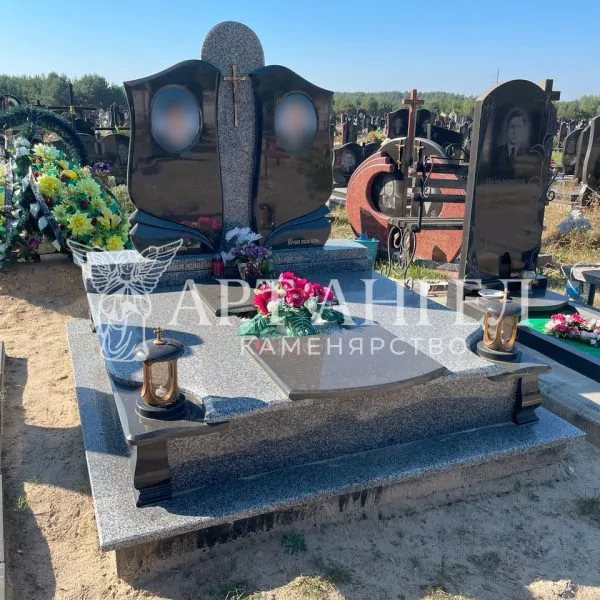 Подвійний пам'ятник 18