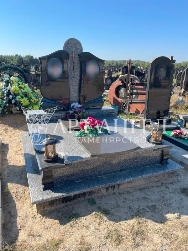 Подвійний пам'ятник 18