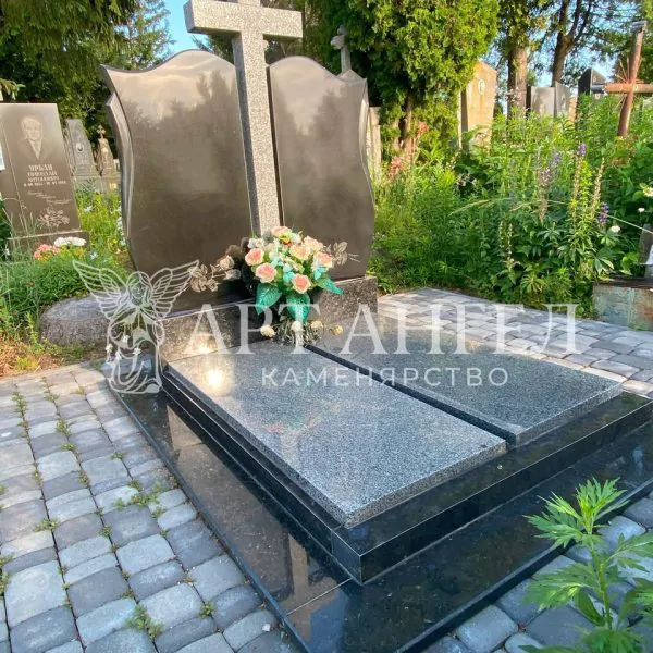Подвійний пам'ятник 12