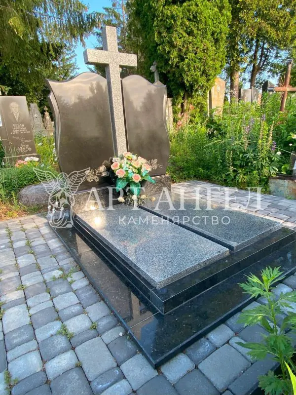Подвійний пам'ятник 12