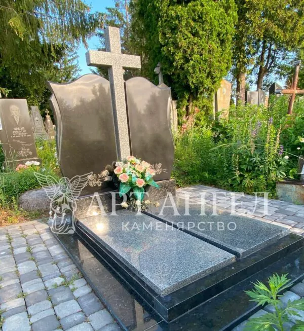 Подвійний пам'ятник 12